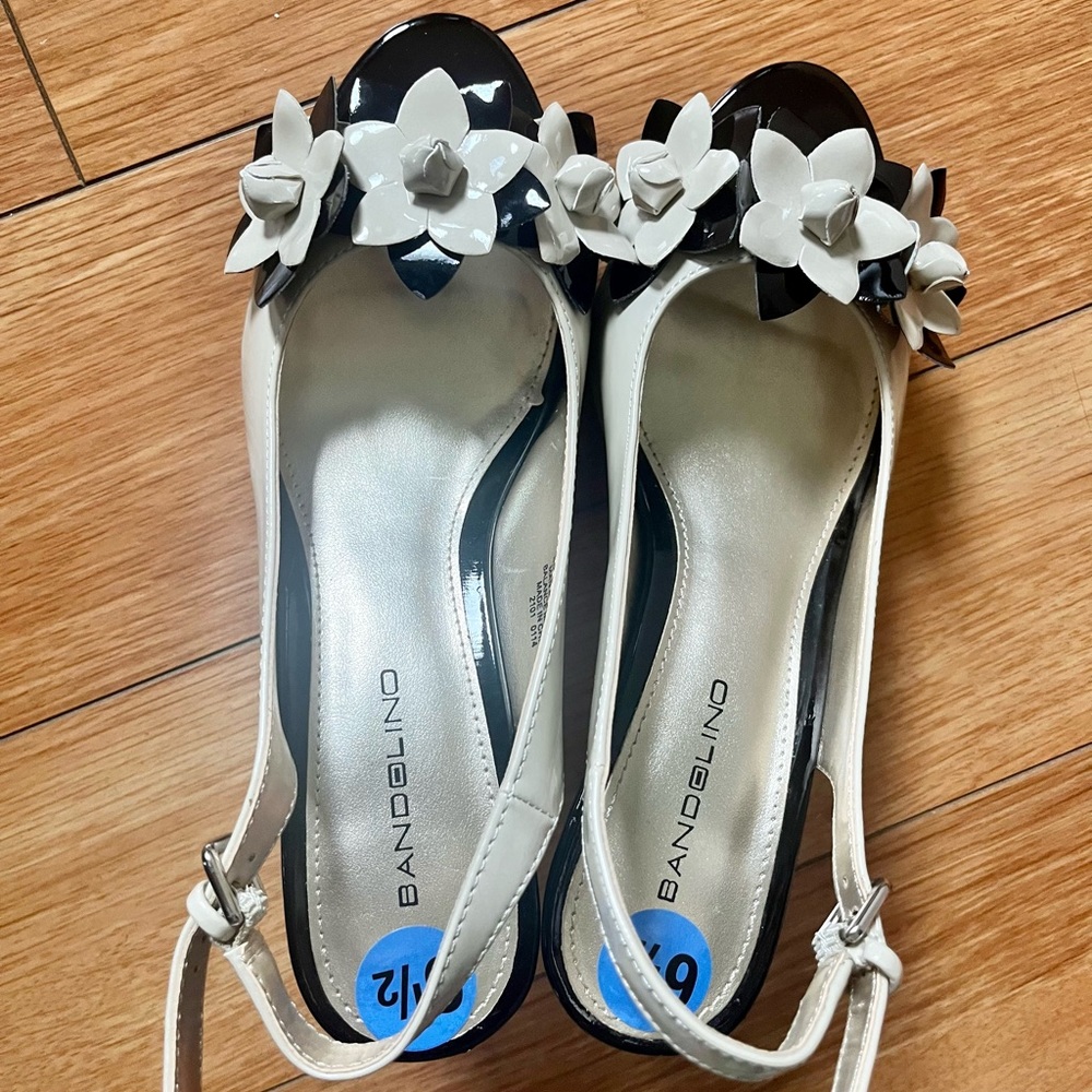 NWOT Bandolino flower sling back heels